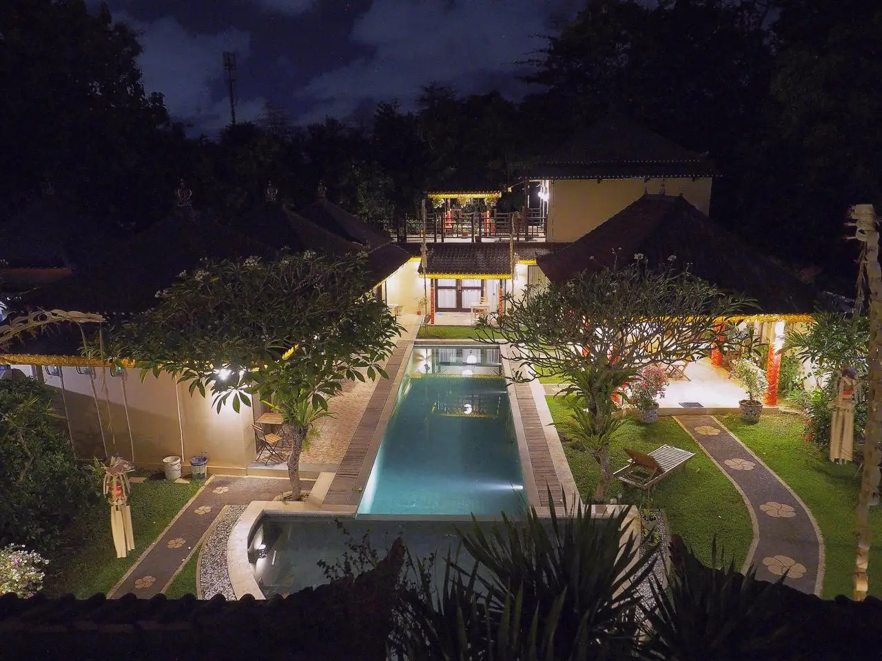 the paradise poolside 